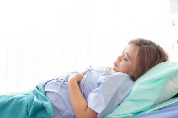Poor pregnant woman laying down on bed and feel lonely at hospital room. Mother or mom is single mom. She doesn pobre mujer embarazada que se establecen en la cama y siento sola en la sala de hospital. madre o mamá es madre soltera. ella doesn