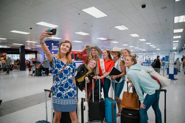 hen party scatta un selfie all'aeroporto - addio al nubilato foto e immagini stock