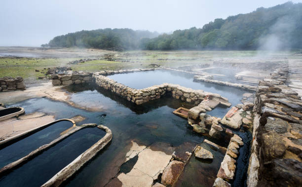 屋外の自然のローマ風呂と温水蒸気と熱。 - ourense province ストックフォトと画像