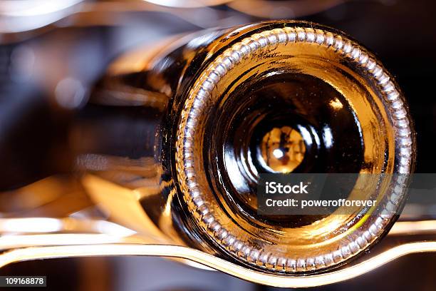 Weinflasche Auf Standardpreis Stockfoto und mehr Bilder von Alkoholisches Getränk - Alkoholisches Getränk, Farbbild, Flaschenregal