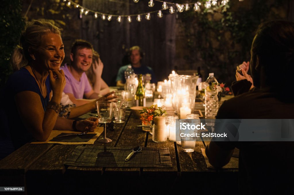 Gäste bei einer Dinnerparty reden - Lizenzfrei Familie Stock-Foto