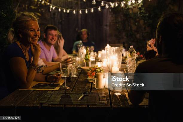 Gäste Bei Einer Dinnerparty Reden Stockfoto und mehr Bilder von Familie - Familie, Warmes Abendessen, Sommer