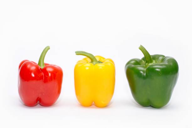 tres pimientos de colores - pimiento verde fotografías e imágenes de stock