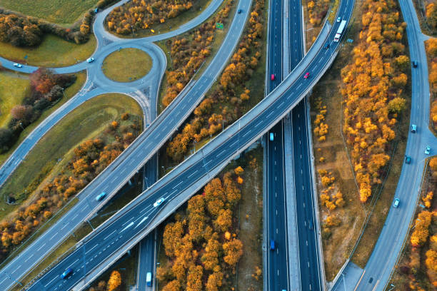 autobahn in der nähe von newbury - mehrspurige strecke stock-fotos und bilder