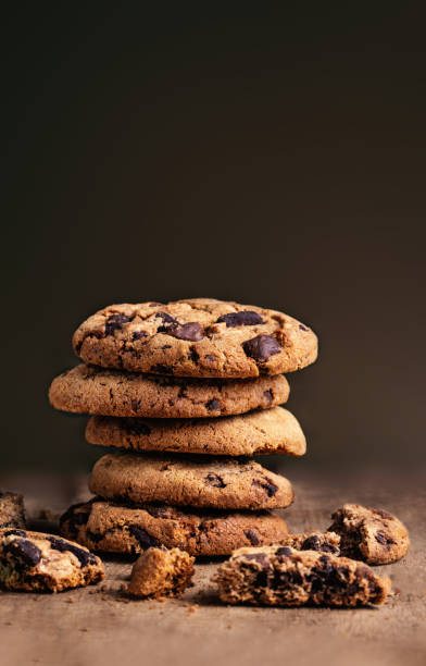 empiler les biscuits fraîchement cuits avec des morceaux de chocolat sur fond en bois, coppyspace. image de macro - heap stack oat oatmeal photos et images de collection