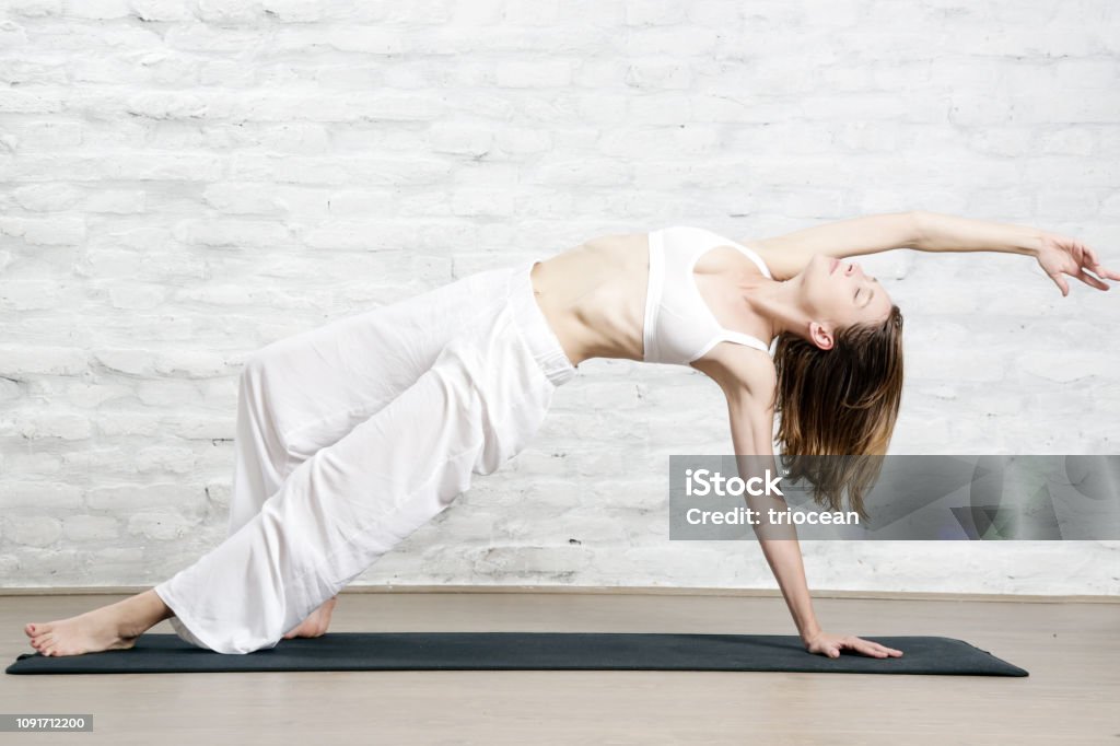 Wanita Muda Dengan Pakaian Putih Berlatih Peregangan Posisi Yoga  Kesejahteraan Dan Konsep Perawatan Diri Foto Stok - Unduh Gambar Sekarang -  iStock