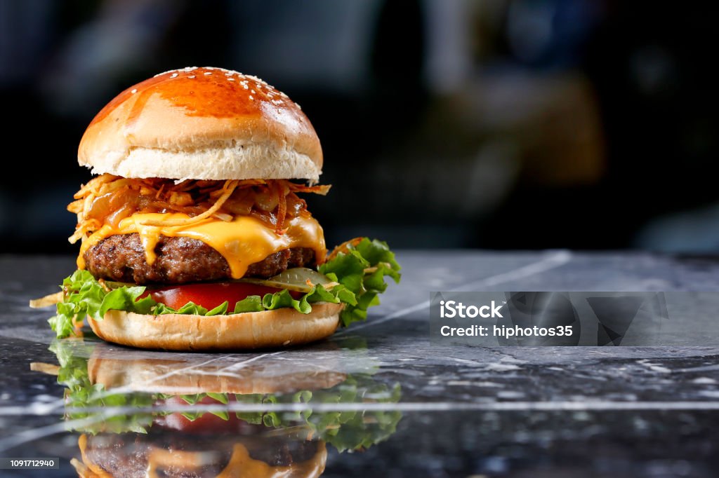 Domowy hamburger na marmurowym tle - Zbiór zdjęć royalty-free (Burger)
