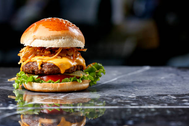 domowy hamburger na marmurowym tle - bacon cheeseburger zdjęcia i obrazy z banku zdjęć