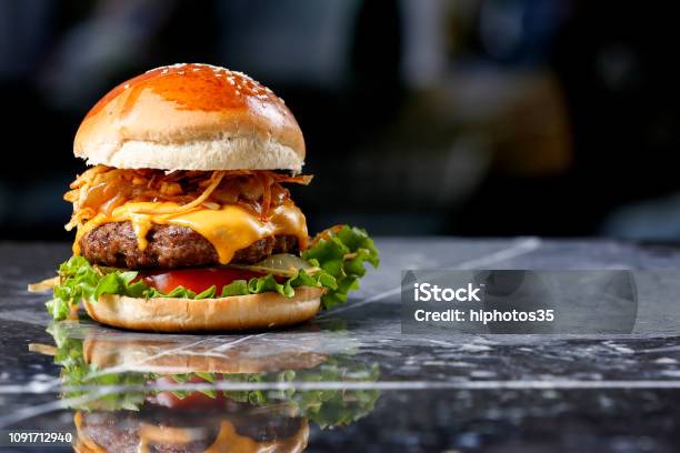 Domowy Hamburger Na Marmurowym Tle - zdjęcia stockowe i więcej obrazów Burger - Burger, Hamburger, Talerz