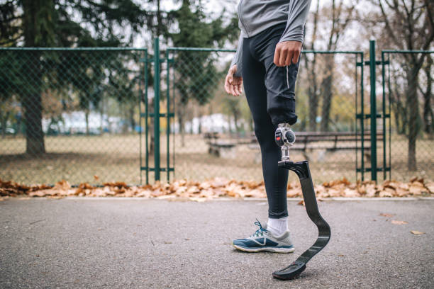 istock Side view of a anthlete with an artificial leg 1091724292