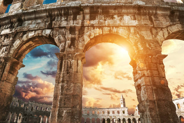 ver os na torre do sino da igreja através de arcos de anfiteatro - gladiator rome italy sunlight - fotografias e filmes do acervo