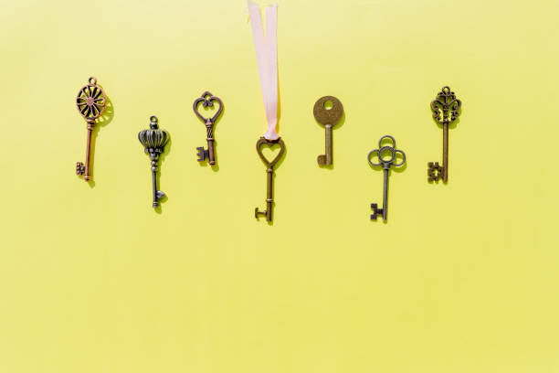 schlüsselbund schlüssel, stahl haus auf gelben background.a menge von verschiedenen tonarten isoliert. valentines entsperren liebe konzept. textfreiraum - cluster verlobungsringe stock-fotos und bilder