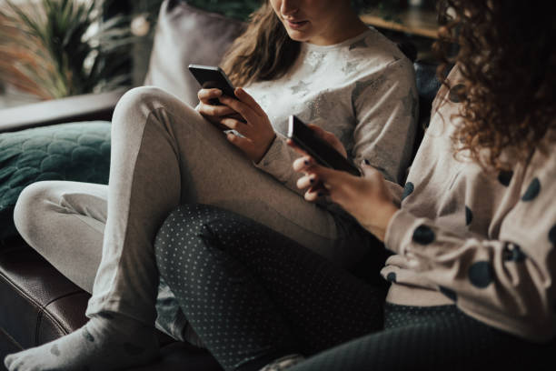 istock Friends looking at the smart phone 1091727386