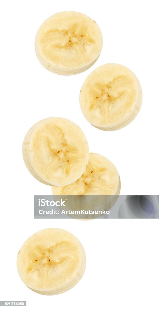 Banana voadora isolado. Fatias de banana caindo pelado isoladas no branco, com traçado de recorte - Foto de stock de Banana royalty-free