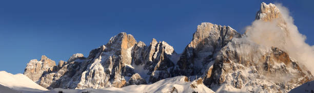 o grupo de pale di san martino dolomítico com cimon della pala perto de san martino di castrozza, visto da passo rolle. trentino alto-ádige na itália. - altoadige - fotografias e filmes do acervo