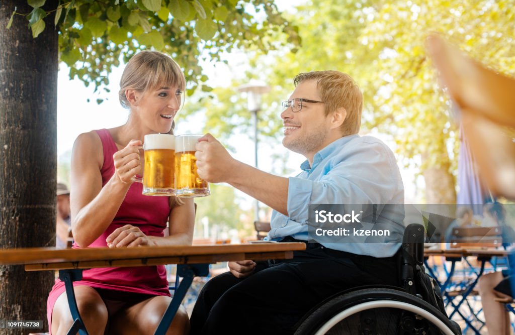 Người Đàn Ông Tàn Tật Ngồi Xe Lăn Và Bạn Uống Bia Hình ảnh Sẵn có ...
