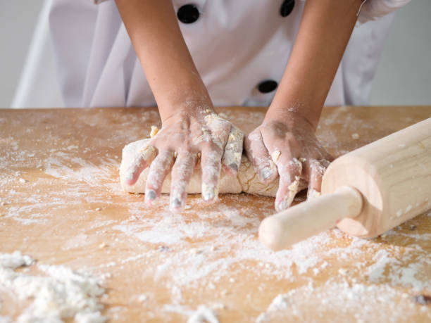 garoto mãos fardado preparar massa para pizza ou pão, conceito de estilo de vida. - bread kneading making human hand - fotografias e filmes do acervo