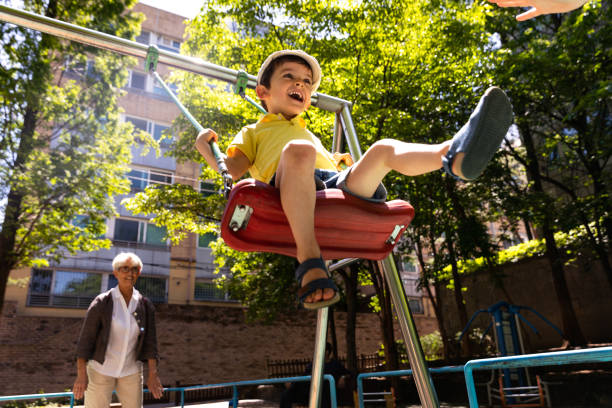 ppy bambini che giocano all'aperto al parco - attrezzatura per giochi allaperto foto e immagini stock