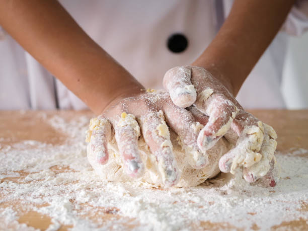 garoto mãos fardado preparar massa para pizza ou pão, conceito de estilo de vida. - bread kneading making human hand - fotografias e filmes do acervo