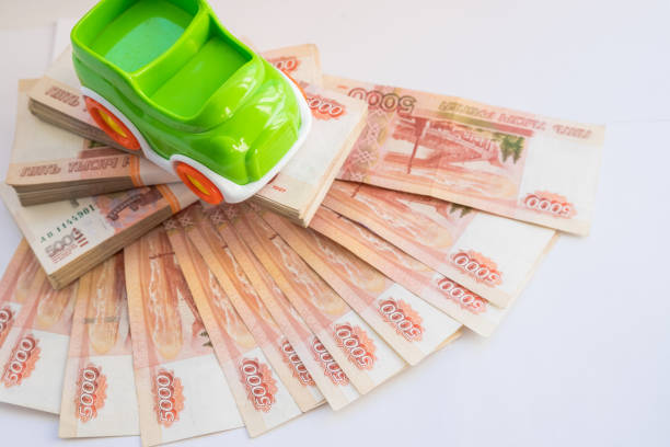 Toy car piggy bank and russian money. Car expenses concept banco y el dinero ruso. concepto de gastos de automóvil. coche de juguete en el fondo de los billetes. modelo del coche contra el fondo monetarias denominaciones de 5000 rublos de rusia. concepto de préstamos para automóviles, arrendamiento, seguro de c