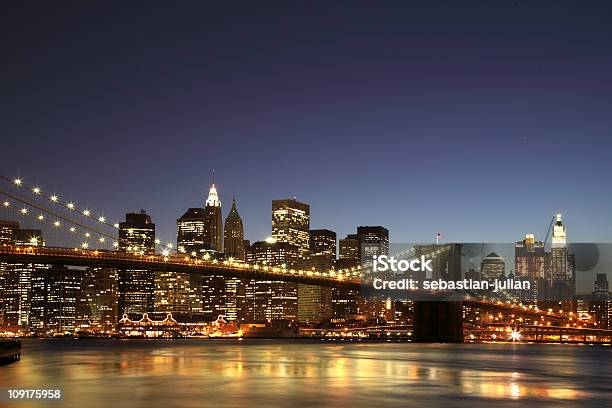 Panoramę Nowego Jorkubrooklyn Bridge Z Przodu - zdjęcia stockowe i więcej obrazów Manhattan - Manhattan, Most Brookliński, Noc