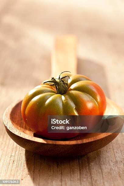 Pomidor Na Łyżka Z Drewna - zdjęcia stockowe i więcej obrazów Tradycyjna odmiana pomidora - Tradycyjna odmiana pomidora, Czerwony, Drewno - Tworzywo