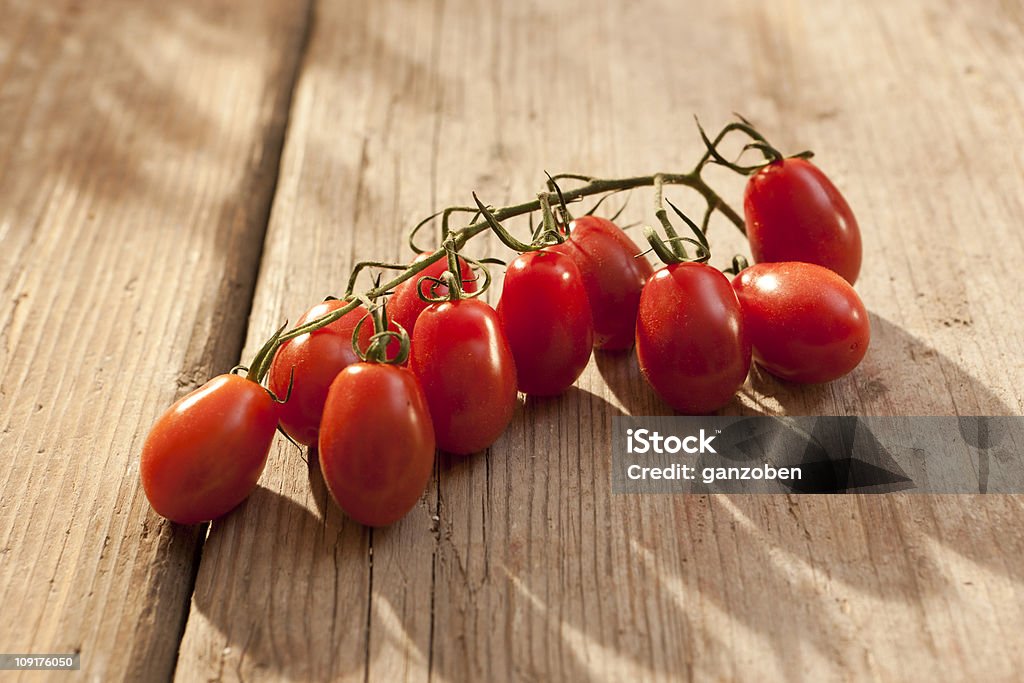 Слива помидоры - Стоковые фото Метёлка роялти-фри