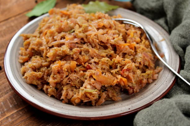 vegetarian and vegan bigos - traditional polish dish. - bigos imagens e fotografias de stock