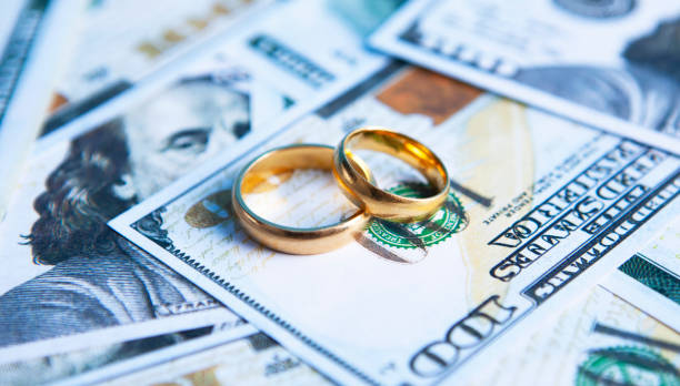 anéis de casamento de dinheiro - currency pen wealth paper currency - fotografias e filmes do acervo