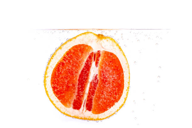 frische pamplemousse mit ist wasser - grapefruit citrus fruit water fruit photos et images de collection