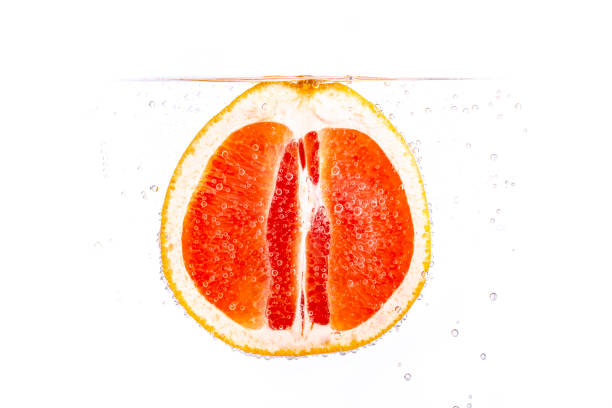 frische pamplemousse mit ist wasser - grapefruit citrus fruit water fruit photos et images de collection