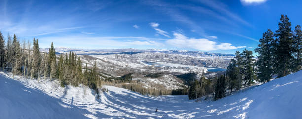 panorama der wasatch mountains. deer valley resort. - mountain range utah sky mountain stock-fotos und bilder