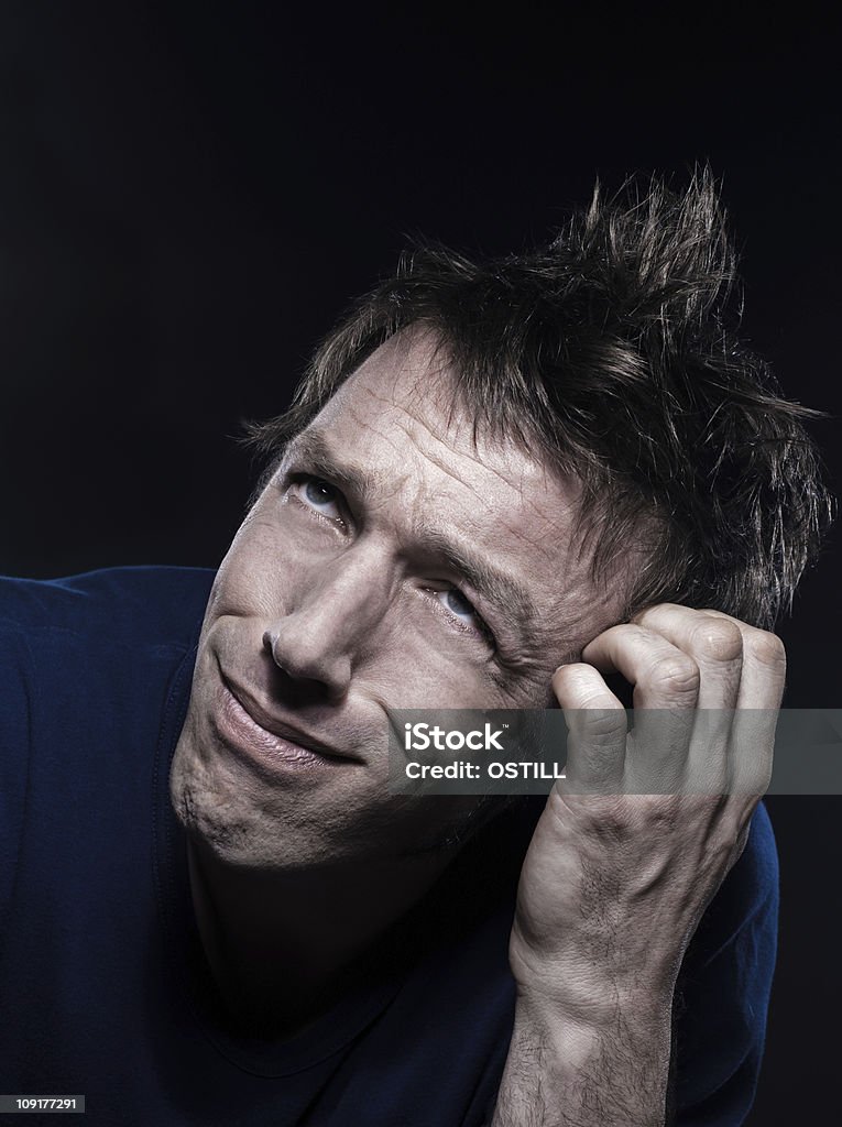 Divertido Retrato de hombre pensativo pucker vacilante pensamiento - Foto de stock de Confusión libre de derechos