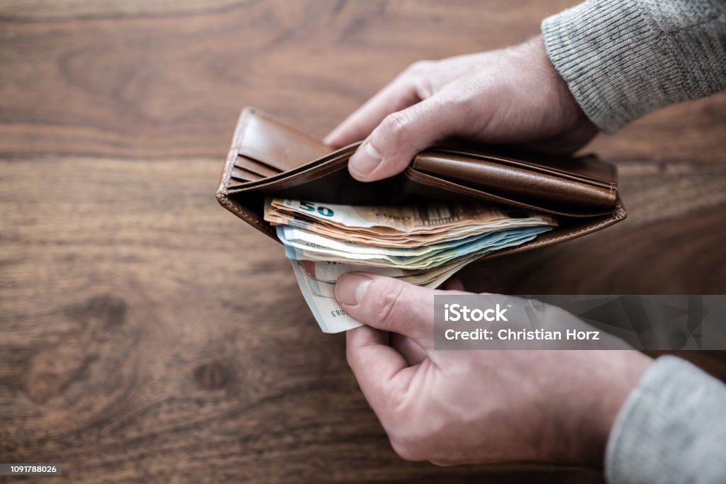 Nahaufnahme einer Person zählen Stapel Papier Geld im Portemonnaie - Lizenzfrei Währung Stock-Foto