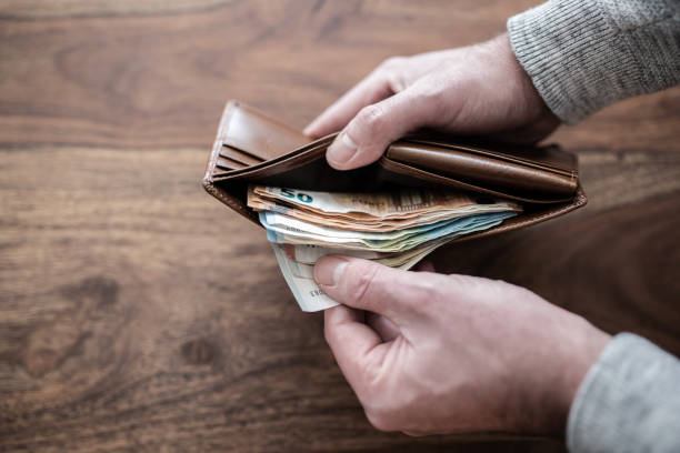 nahaufnahme einer person zählen stapel papier geld im portemonnaie - deutsches reich stock-fotos und bilder