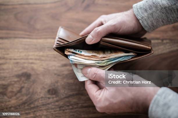 Nahaufnahme Einer Person Zählen Stapel Papier Geld Im Portemonnaie Stockfoto und mehr Bilder von Währung