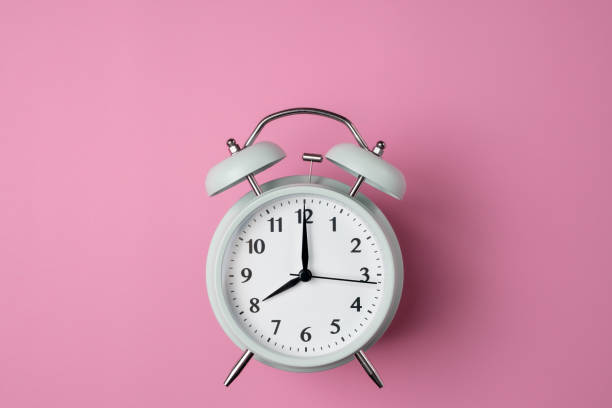 vintage budzik na solidnym pastelowym różowym tle - clock number 8 oclock time zdjęcia i obrazy z banku zdjęć
