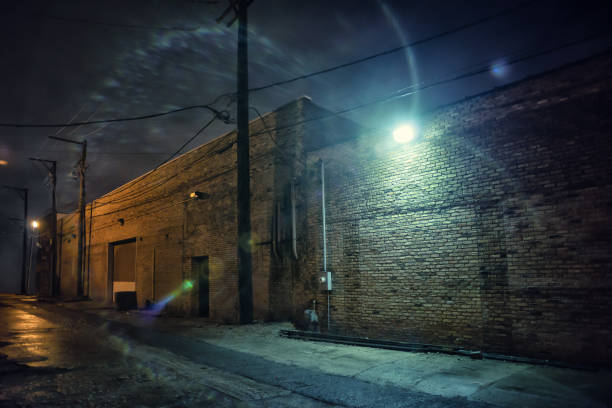 ciemna i niesamowita przemysłowa ulica miejska w nocy w chicago - abandoned factory warehouse dark zdjęcia i obrazy z banku zdjęć