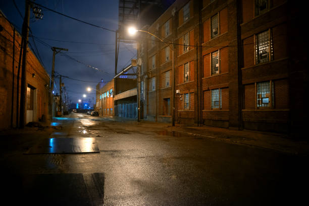 dunkle und unheimliche urban industriestadt straße in der nacht in chicago - abandoned city street built structure stock-fotos und bilder