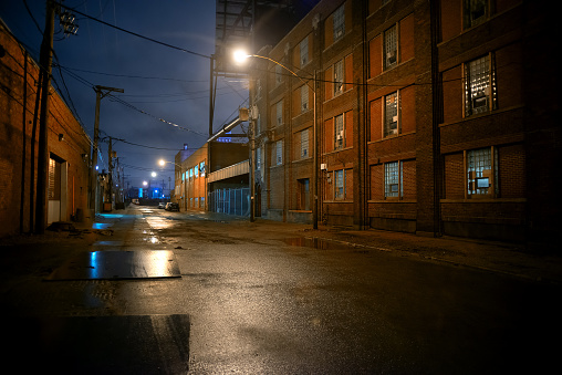 Oscuro y misterioso industrial urbano Calle de la ciudad por la noche en Chicago photo