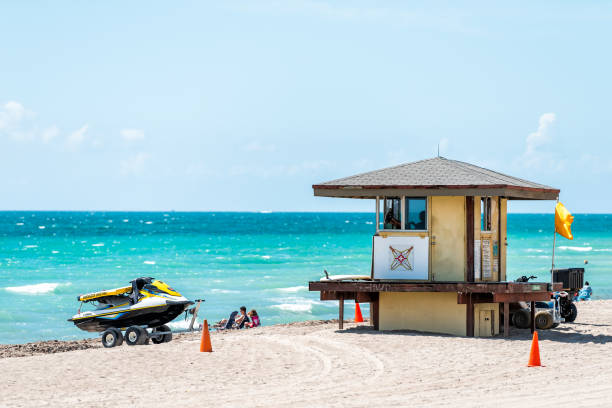 砂とボート人々 との日��の間にマイアミのフロリダ州で海の海岸に沿って構築ライフガード - fort lauderdale florida beach lifeguard ストックフォトと画像
