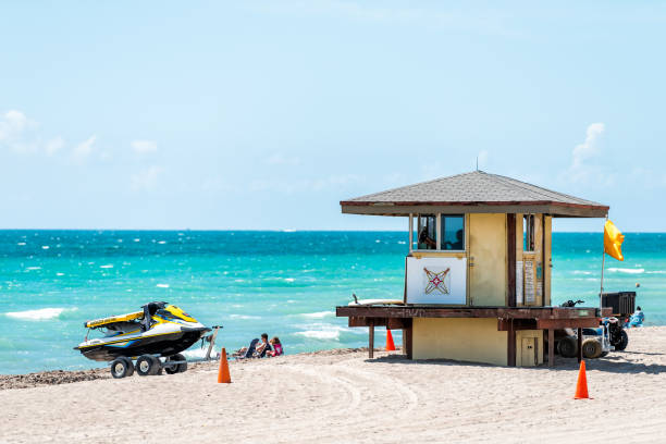 모래와 보트에 사람들과 하루 동안 마이애미 플로리다에서 바다 해안을 따라 건물 구조 - fort lauderdale florida beach lifeguard 뉴스 사진 이미지