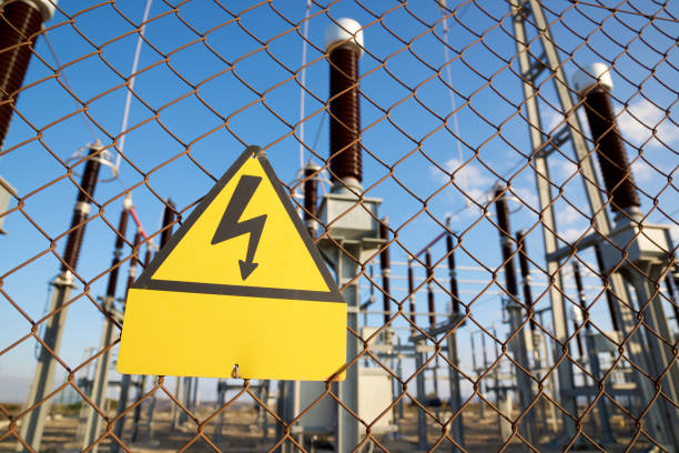 señal de riesgo eléctrico - arrow sign road sign fence fotografías e imágenes de stock