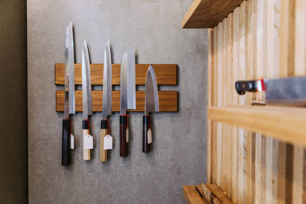 couteaux de cuisine japonais sharp avec vide prix collent sur la couverture de l’aimant avec du bois sur le mur de béton. - cooks knife photos et images de collection