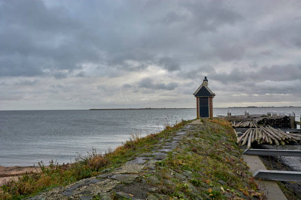 volendam - outdoors store beach bench fotografías e imágenes de stock