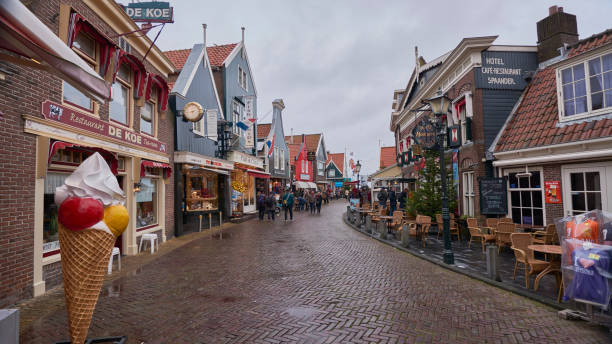 volendam - outdoors store beach bench fotografías e imágenes de stock