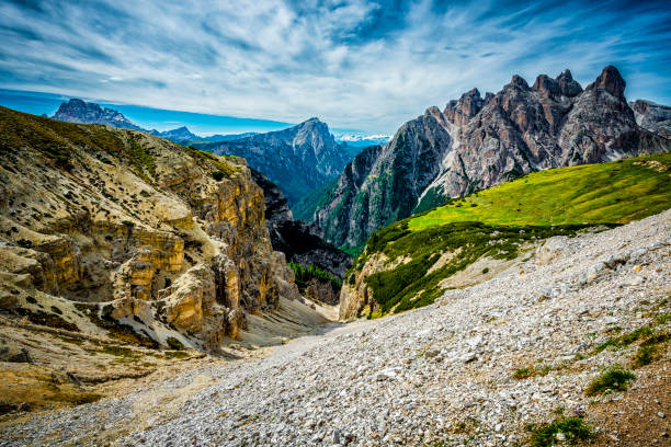 vista panorâmica sobre dolomitas no trentino - tirol rock gravel mountain peak - fotografias e filmes do acervo