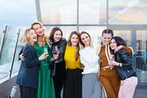 equipo de mujeres celebrando una fiesta corporativa - drinking little girls women wine fotografías e imágenes de stock