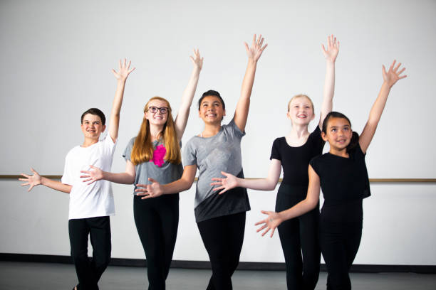 diversi giovani studenti che praticano la danza del teatro musicale in studio - centro di arti sceniche foto e immagini stock