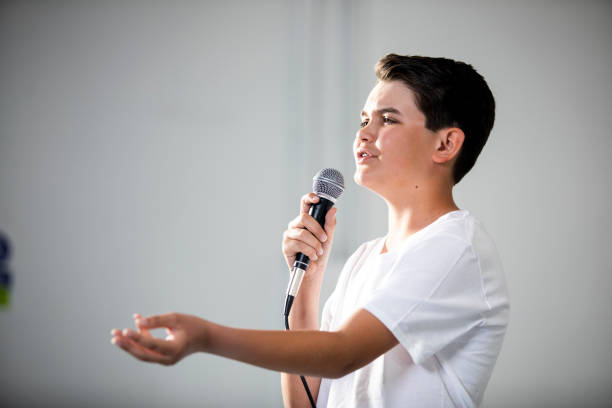 teenage boy singing in studio - singing lesson imagens e fotografias de stock